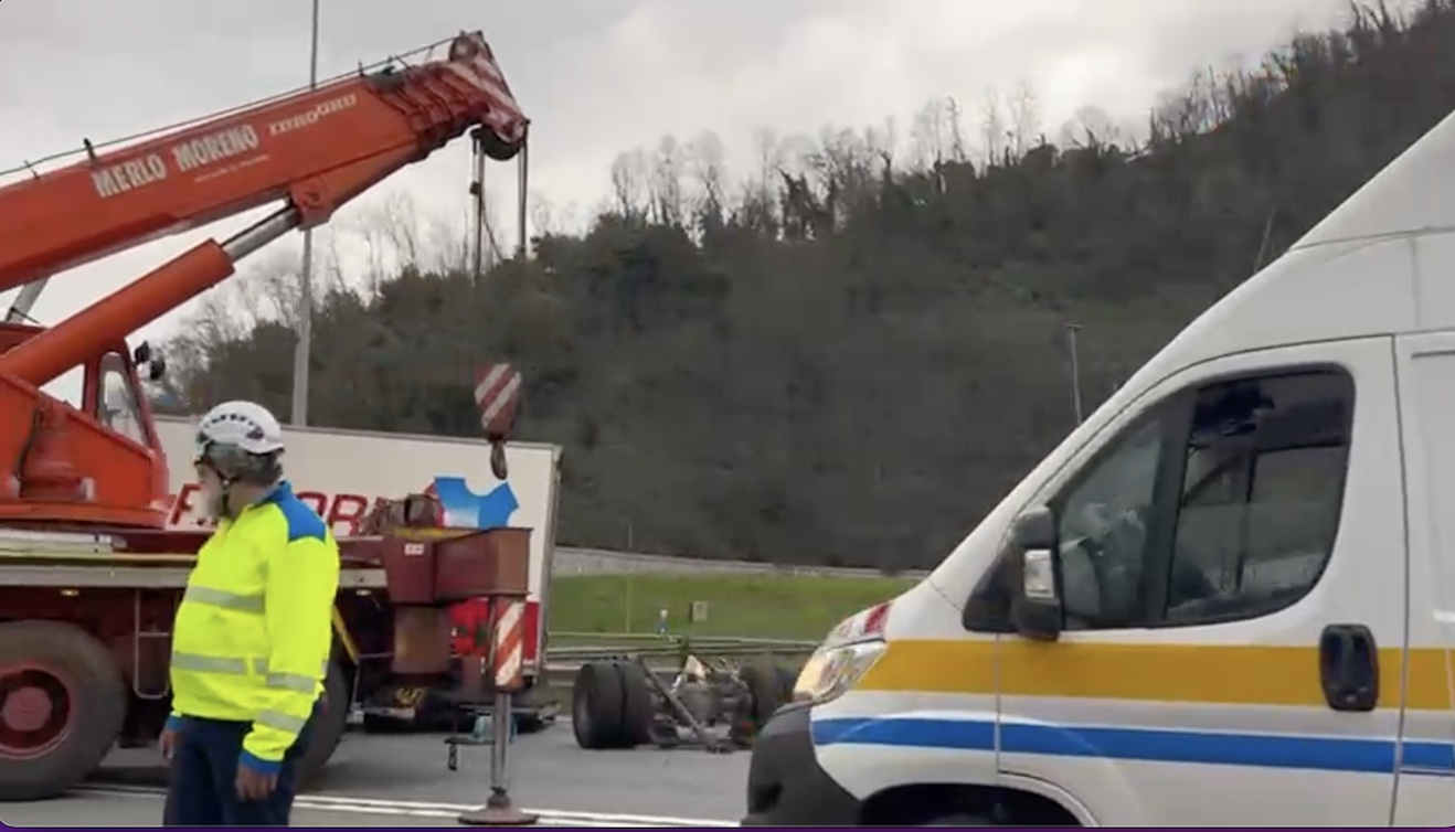 Genova Disagi In A Tir Urta Guard Rail E Si Ribalta Presso Lo