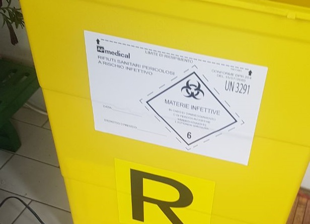 Genova, rifiuti Covid abbandonati nel centro storico: sanzione di mille euro
