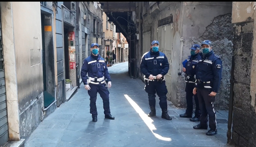 Genova, gli dicono di indossare la mascherina e aggredisce una vigilessa: arrestato