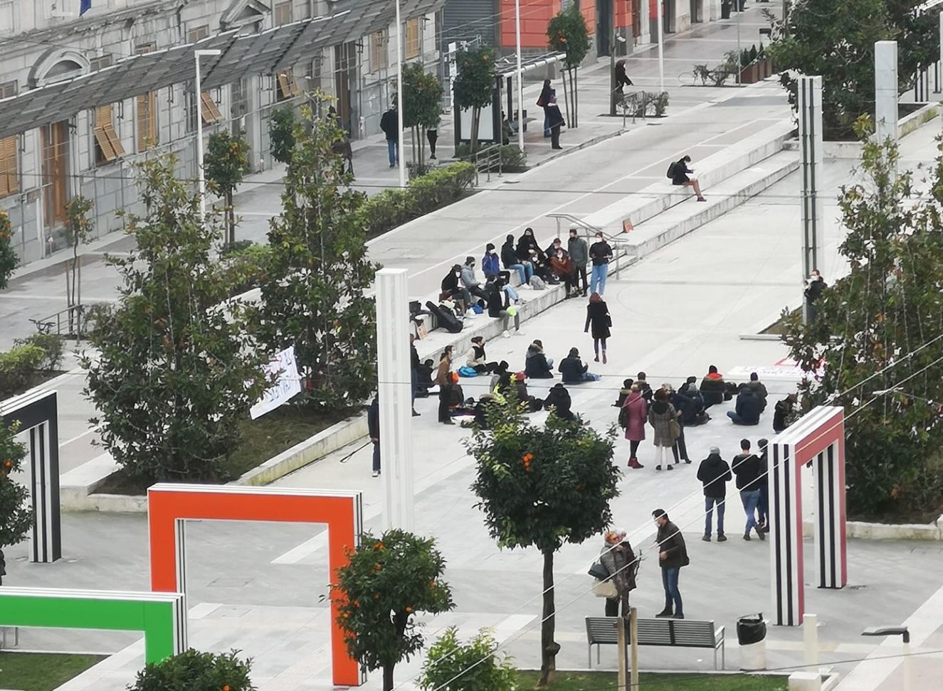 La Spezia, protesta degli studenti contro Dad: ragazzi interrogati in piazza