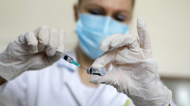 Taglio vaccini Pfizer, Arcuri: "Decisione arbitraria e senza preavviso" 