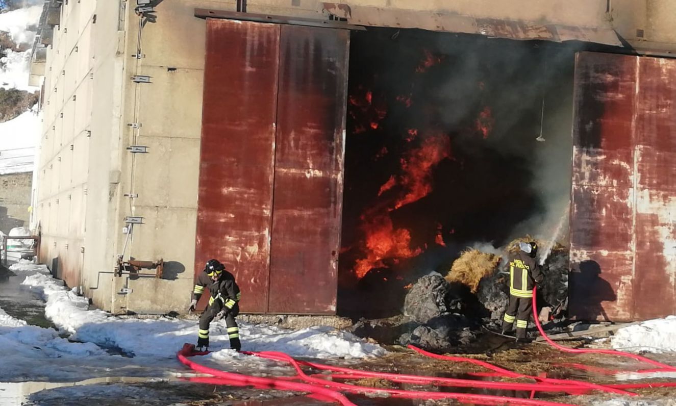 Propata, incendio devasta fienile: vigili del fuoco a lavoro per l'intera notte