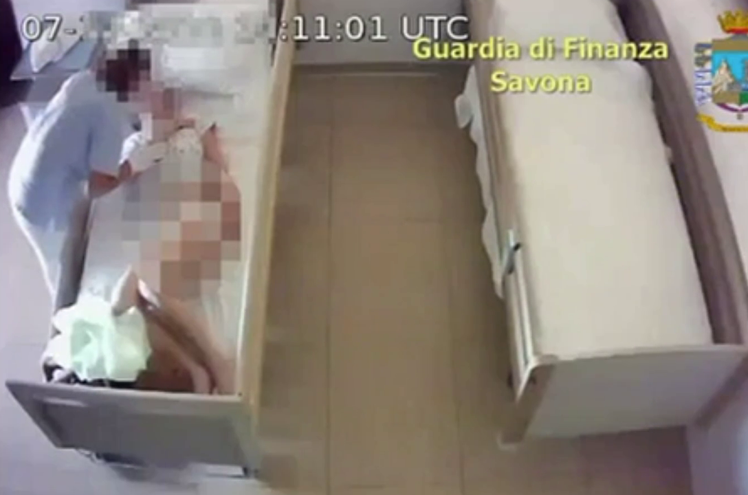 Schiaffi, insulti e minacce: arrestate tre operatrici in rsa a Varazze