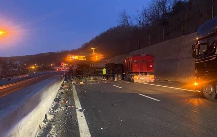 Incidente sulla A6, autostrada chiusa da Savona ad Altare per un tir ribaltato