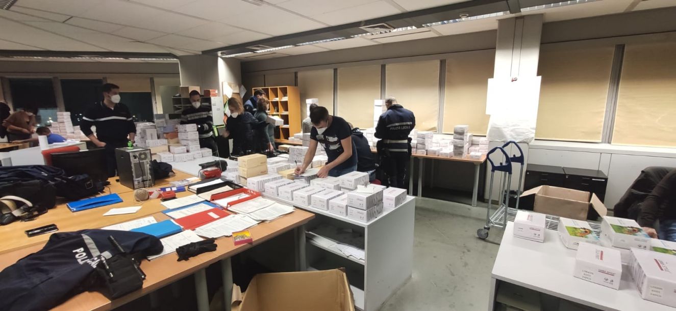 Genova, sequestrate 4 mila paia di occhiali da sole contraffatti nel centro storico