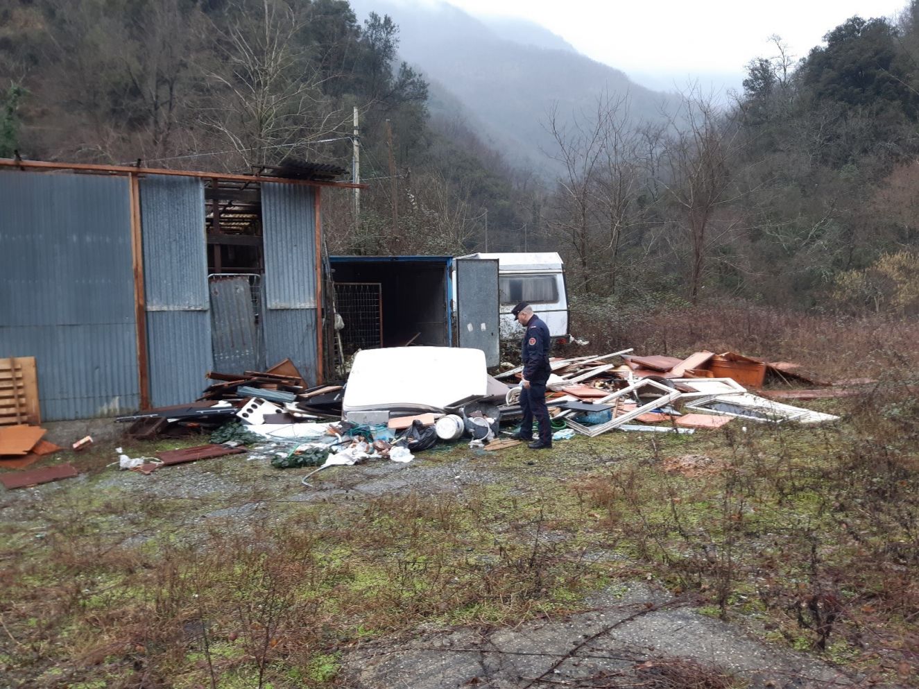 Genova, scaricano mobili e rifiuti in una proprietà privata: denunciati