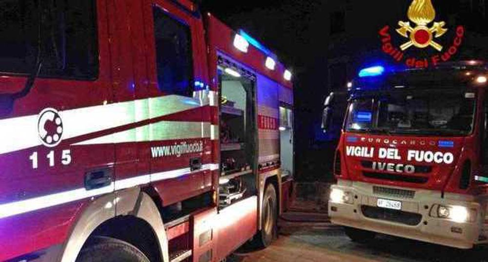 Busalla, tetto in fiamme in una villetta di via Seminella: abitanti evacuati fino all'alba