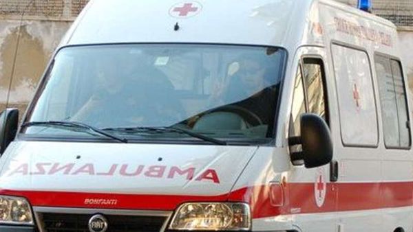 Lei morta da due giorni, lui agonizzante a terra: giallo nel centro storico di Genova