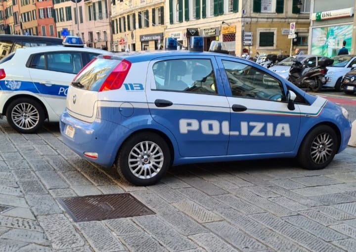 Genova, ruba cibo al supermercato e si siede a mangiare nel negozio: arrestato