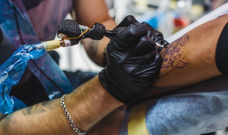 Tatua una minorenne senza il consenso dei genitori: denunciato un 24enne di Chiavari