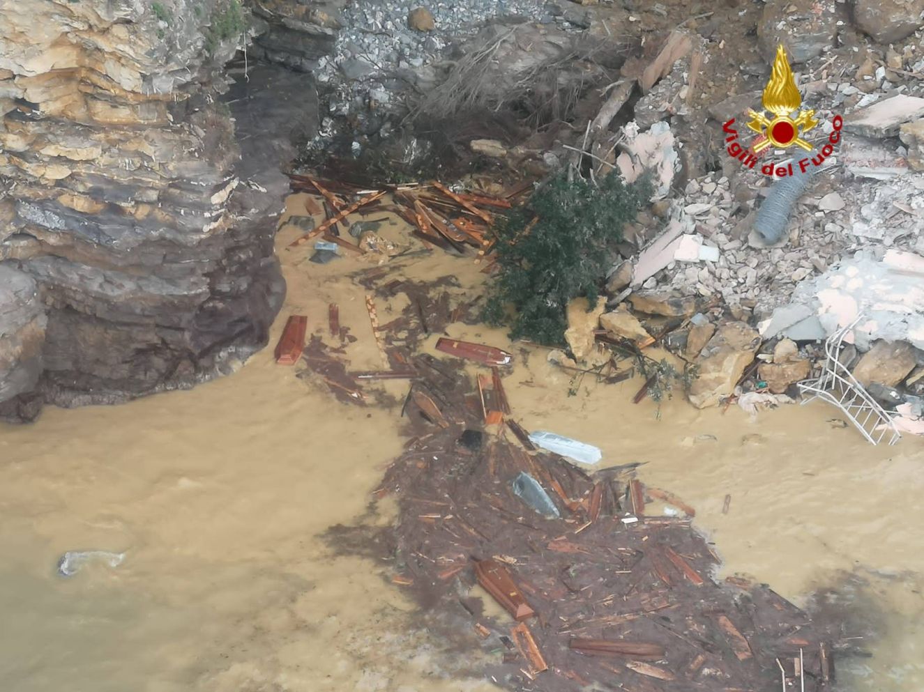 Camogli, frana sotto il cimitero: circa duecento bare finite in mare