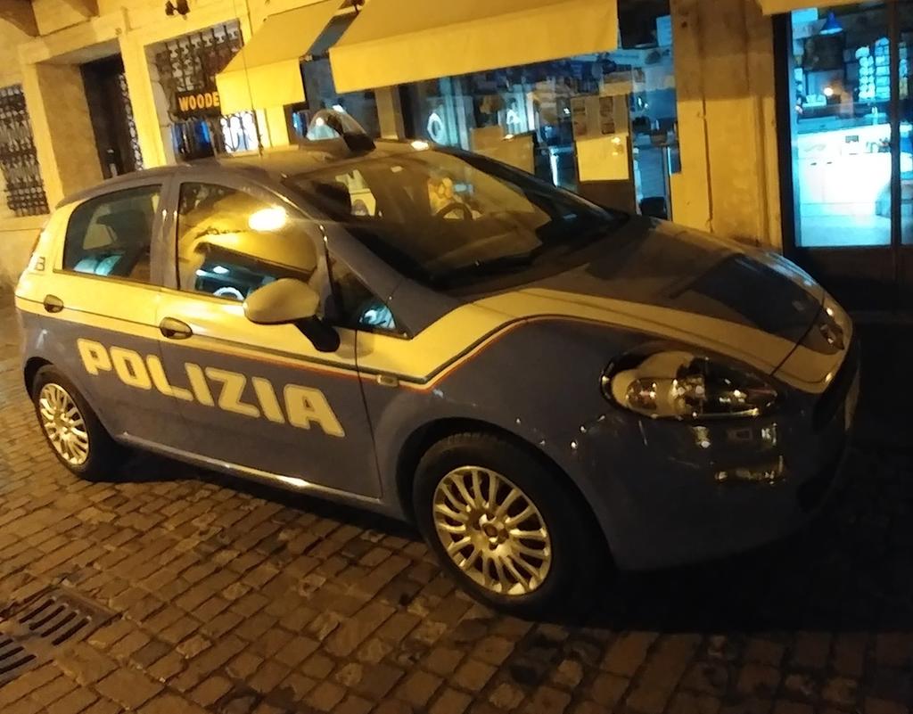 Genova, ubriaca si spoglia, fa pipì in strada e aggredisce un agente: arrestata