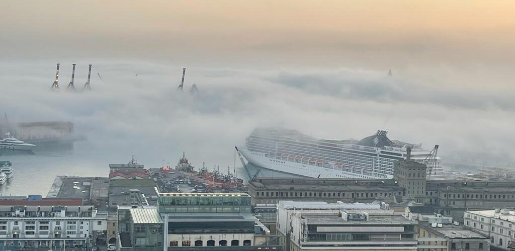 Notte in bianco a Genova: la sirena di una nave suona senza sosta per il caligo