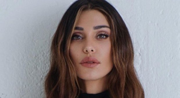 Belen, la dedica al fidanzato Antonino: "Te amo". Poi la brutta offesa dell'hater