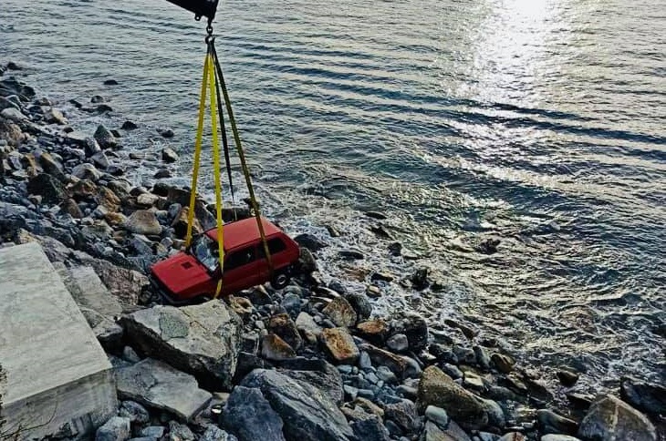 Auto finisce in mare ad Arenzano, scatta il recupero ma era tutto previsto