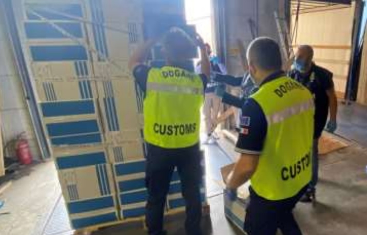 Genova, bloccato carico di 7 mila giacche da lavoro e dpi marchiati "CE" ma cinesi