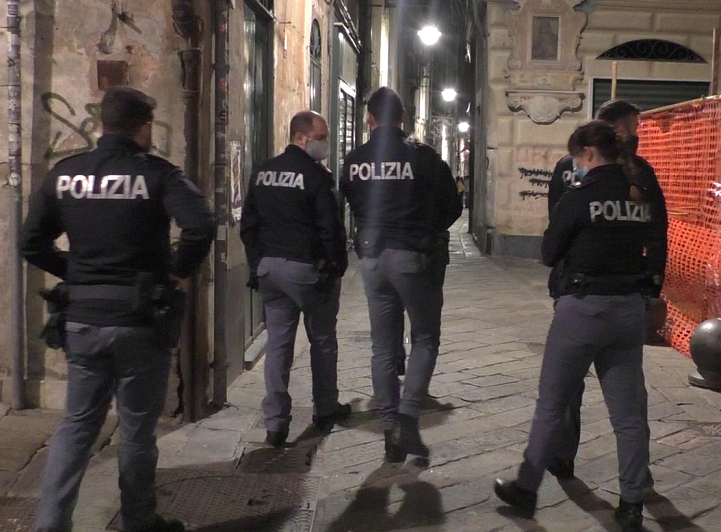 Chiavari, maxi assembramento davanti a un locale che fa asporto: 15 multe