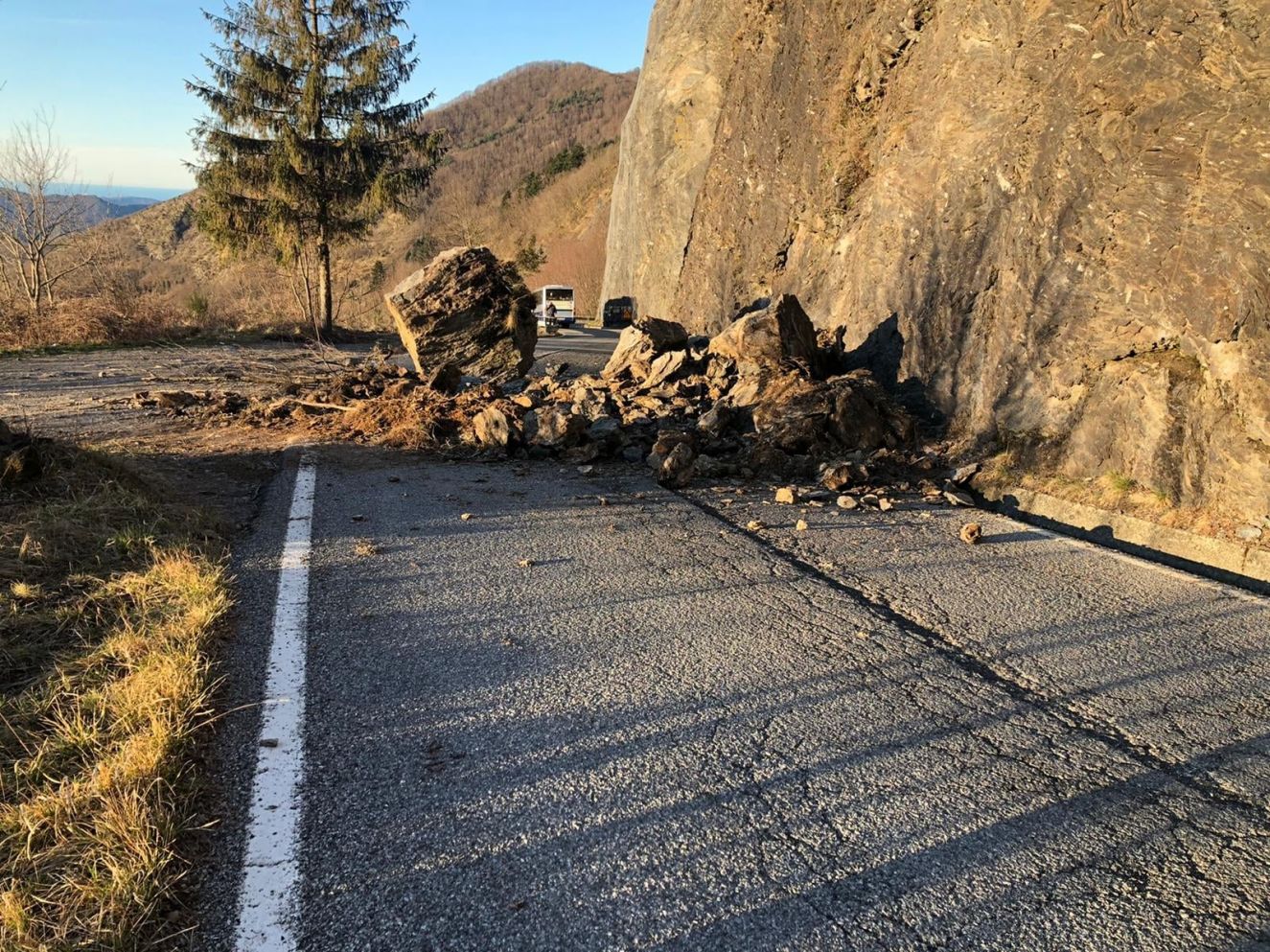 Frana al passo della Scoglina, strada interrotta tra la Val Fontanabuona e la Val d'Aveto