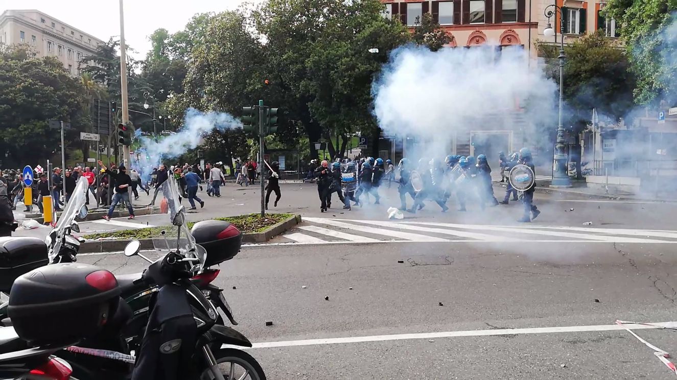 Genova, scontri in piazza Corvetto: 50 antifascisti rinviati a giudizio