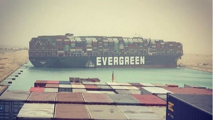 Canale di Suez bloccato: portacontainer da 400 metri s'incaglia di traverso