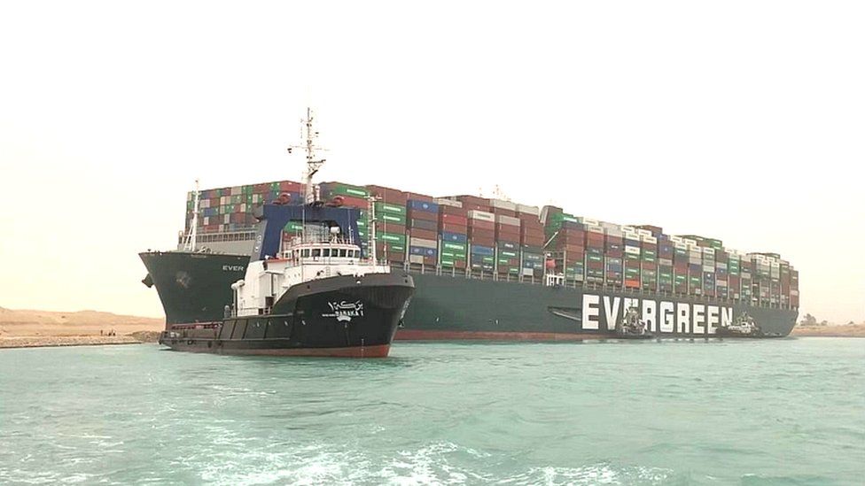 Solo piccoli movimenti per la Ever Given: il Canale di Suez resta bloccato
