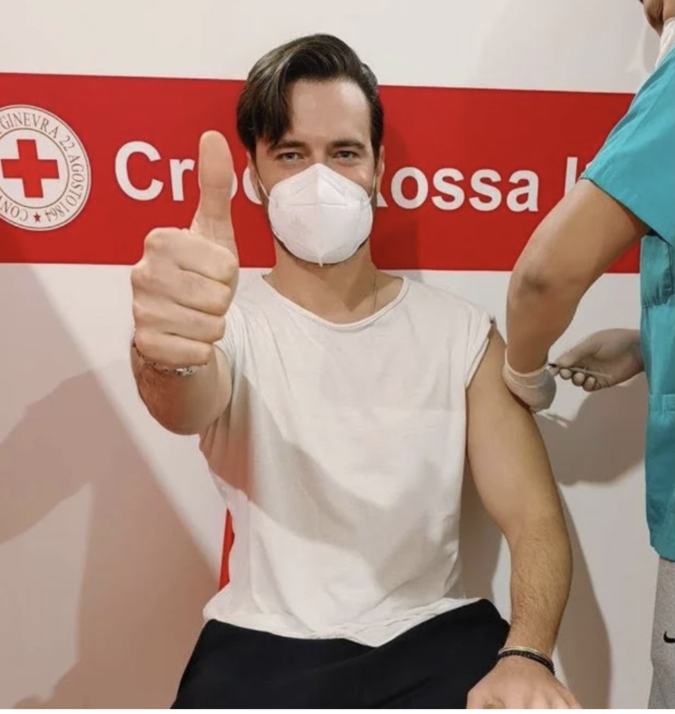 Giulio Berruti si vaccina a 36 anni, ma è un esempio da seguire