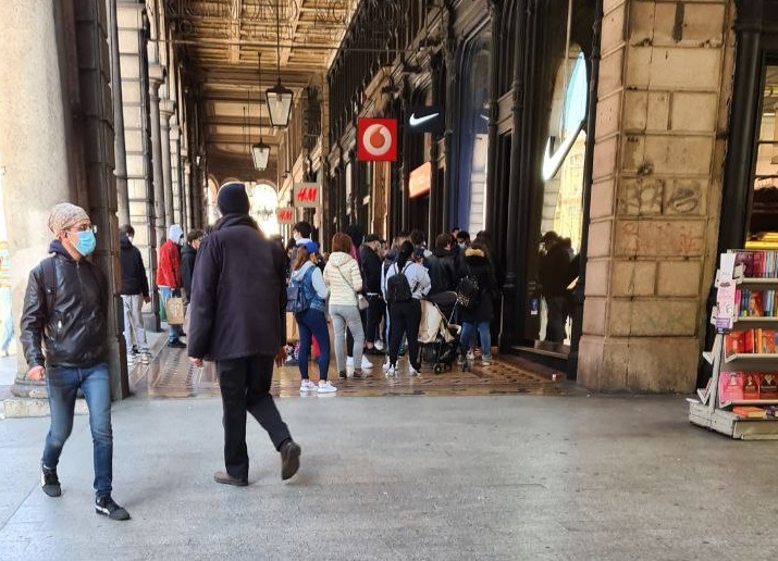 Genova, folla in via XX Settembre per il lancio delle nuove scarpe
