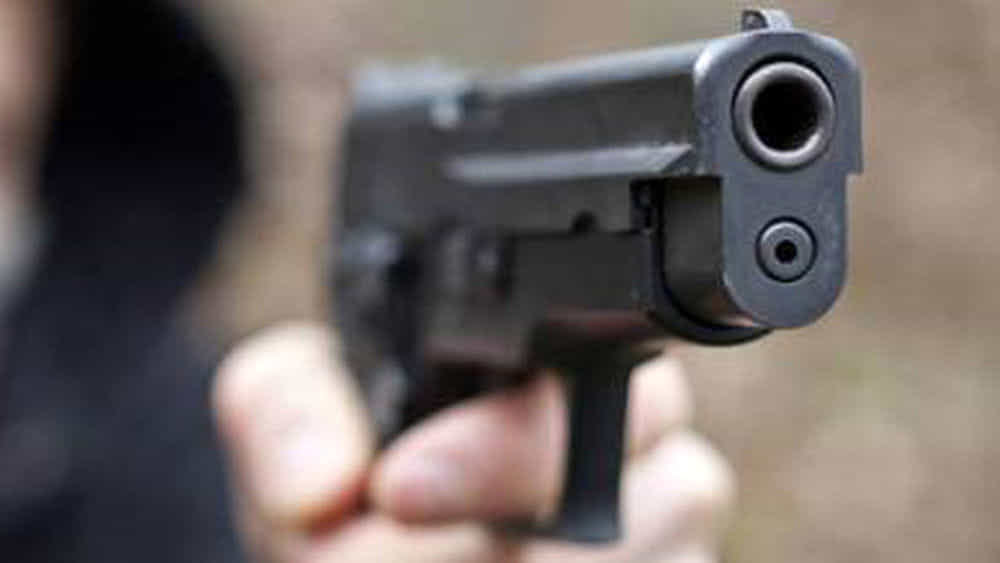 "Ora vi sparo": 49enne punta una scacciacani contro la polizia. Arrestato a Genova