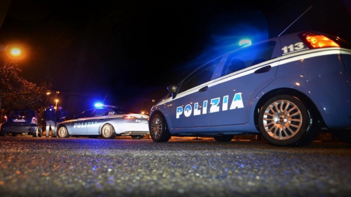 Genova, festa "clandestina": la polizia interviene e un agente viene morso da un cane