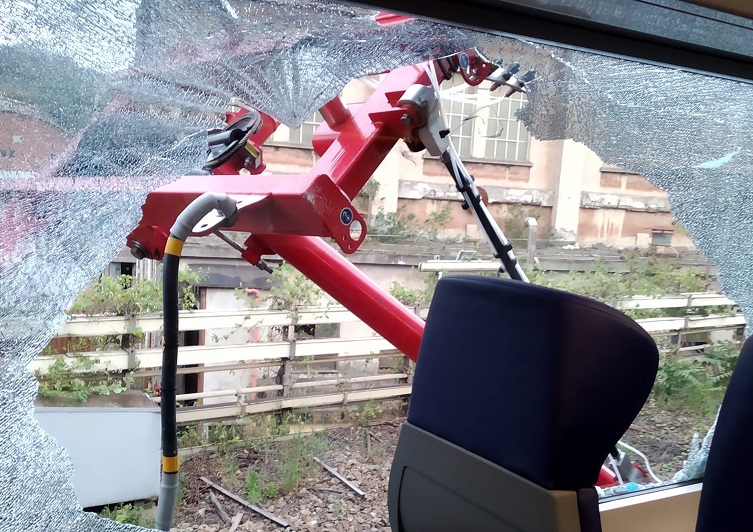 Paura su un treno diretto a Genova, un pantografo crolla e sfonda un vetro