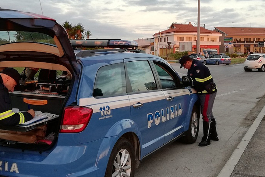 Imperia, 16 migranti nascosti nei cassoni di due tir fermati all'autogrill di Castellaro