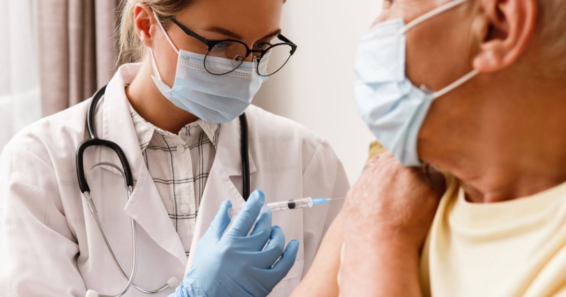 Donna di 60 anni riceve per errore 4 dosi di vaccino Pfizer: ricoverata in osservazione