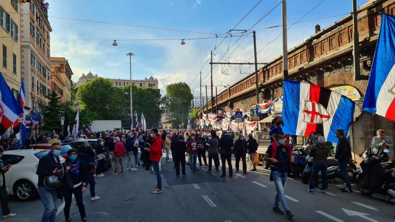 Sampdoria, la festa blucerchiata invade le vie di Sampierdarena