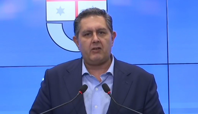 Vaccini, Toti: "Ero prenotato con Pfizer ma disdico e farò AstraZeneca"