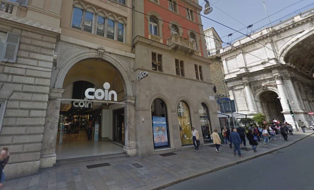 Genova, ruba un paio di ciabatte alla Coin e danneggia una giacca da 400 euro: arrestato