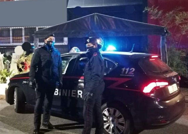 Savona, scene da "Far West" in un bar: un arresto e quattro denunce
