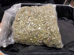 Genova, litiga col fidanzato e getta un borsone dalla finestra: dentro c'era 1kg di droga