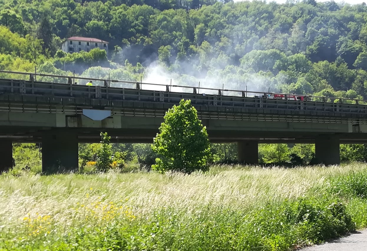 Genova, furgone in fiamme sulla A26: traffico bloccato verso Masone