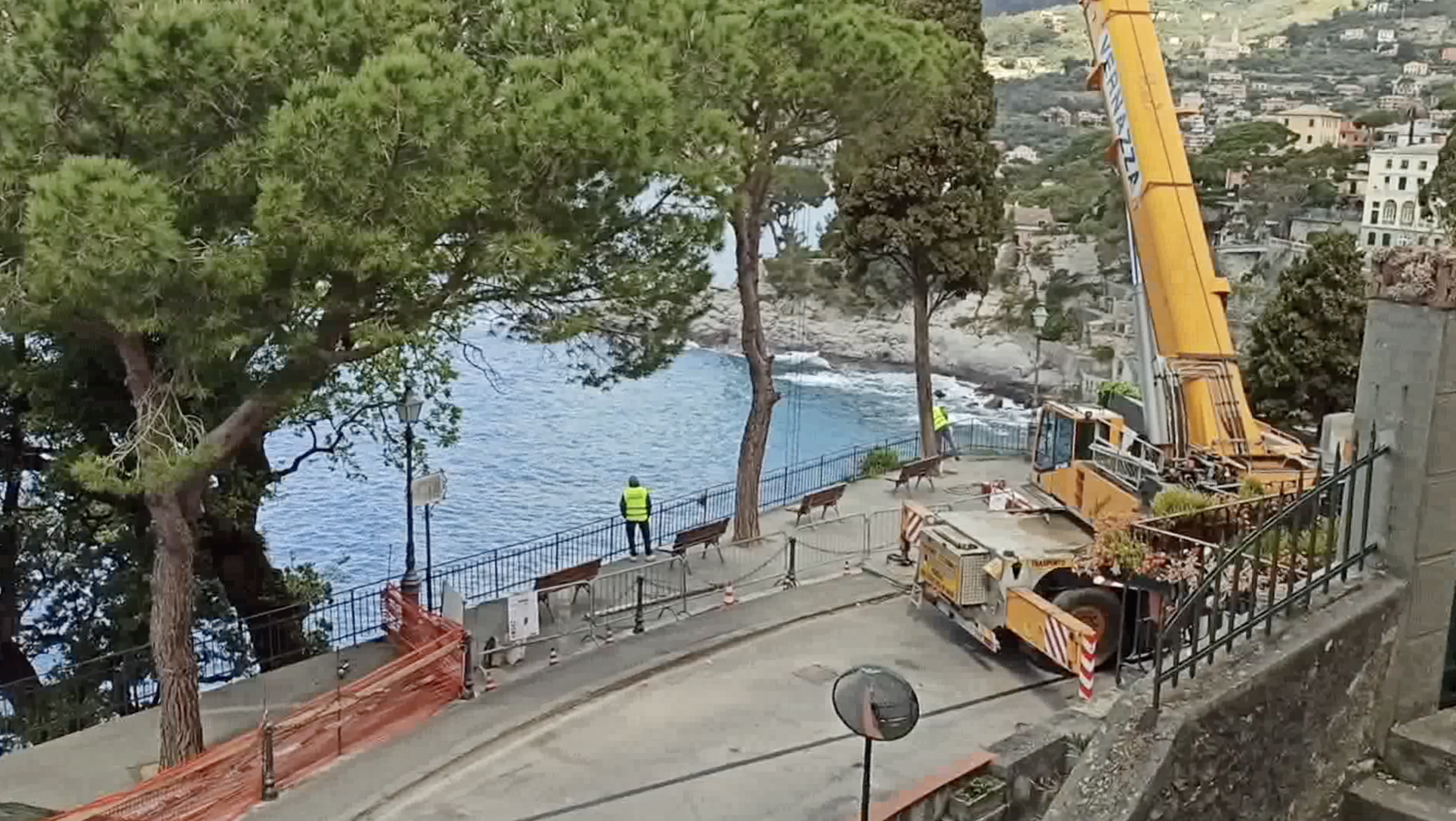 Camogli, ripartiti gli interventi con la gru nel cimitero