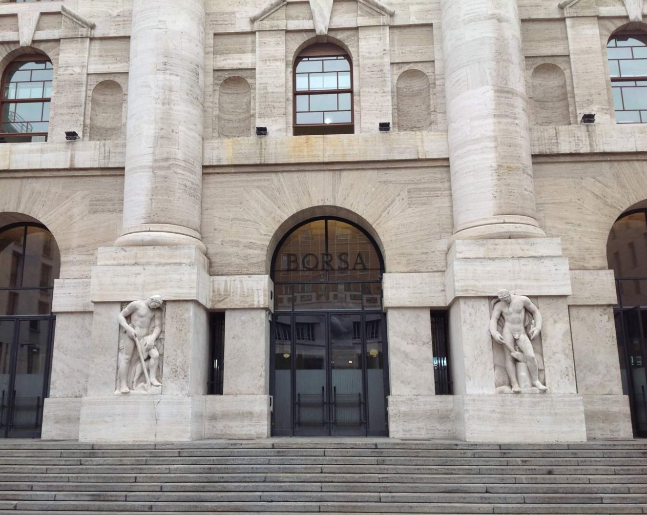 Borsa, Milano in lieve flessione: chiusura a -0,4%