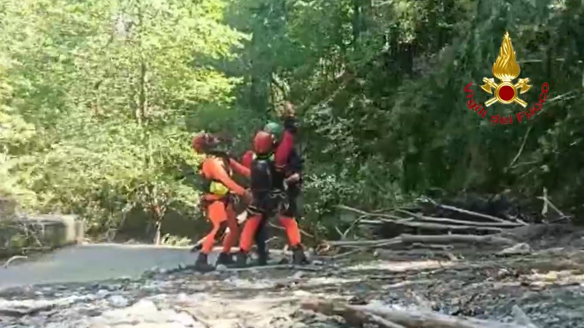 Valle Scrivia, scivola praticando torrentismo e si lussa una spalla: interviene l'elicottero