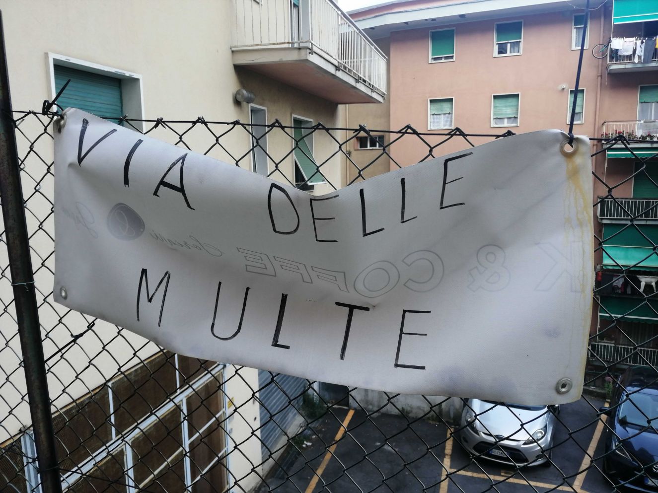Marassi, raffica di multe in via Robino per divieto di sosta nonostante il cambio di segnaletica