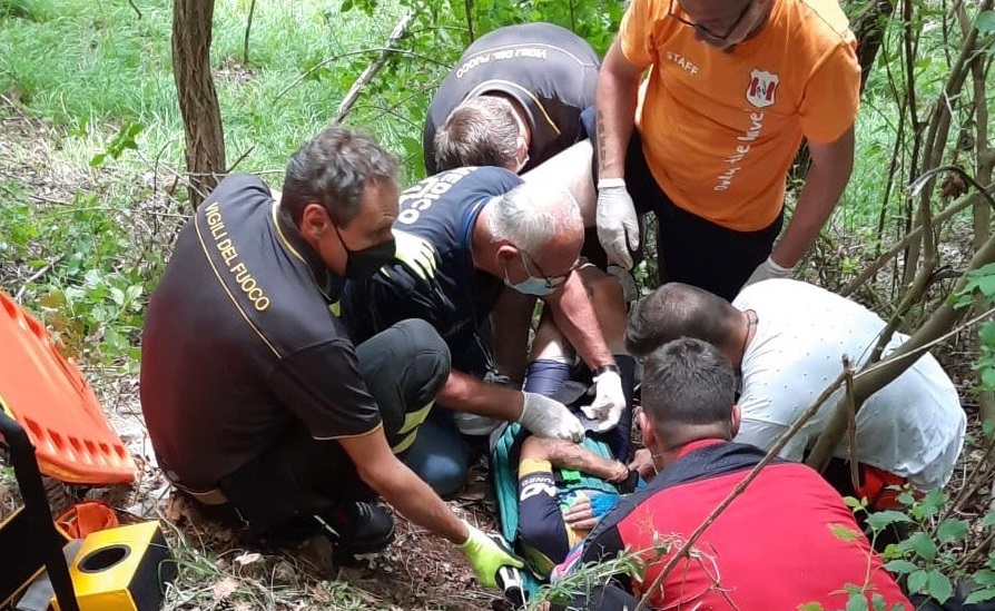Genova, biker perde il controllo della bici e cade nel vuoto per dieci metri