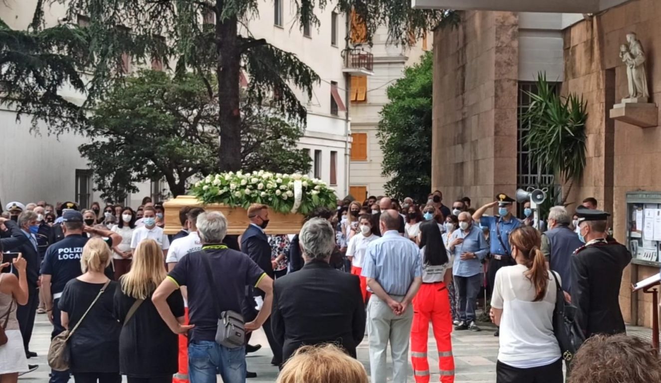Sestri Levante, folla per il funerale di Camilla. Papa Francesco: "Vicino alla famiglia"