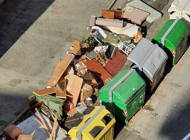 Armadi, divani, materassi, travi di legno: al Cep una discarica in strada