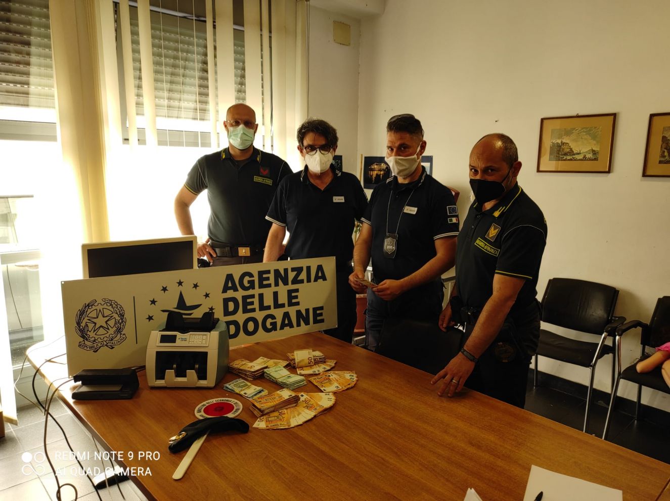 Genova, tentano di imbarcarsi con 141 mila euro in contanti non dichiarati: multati
