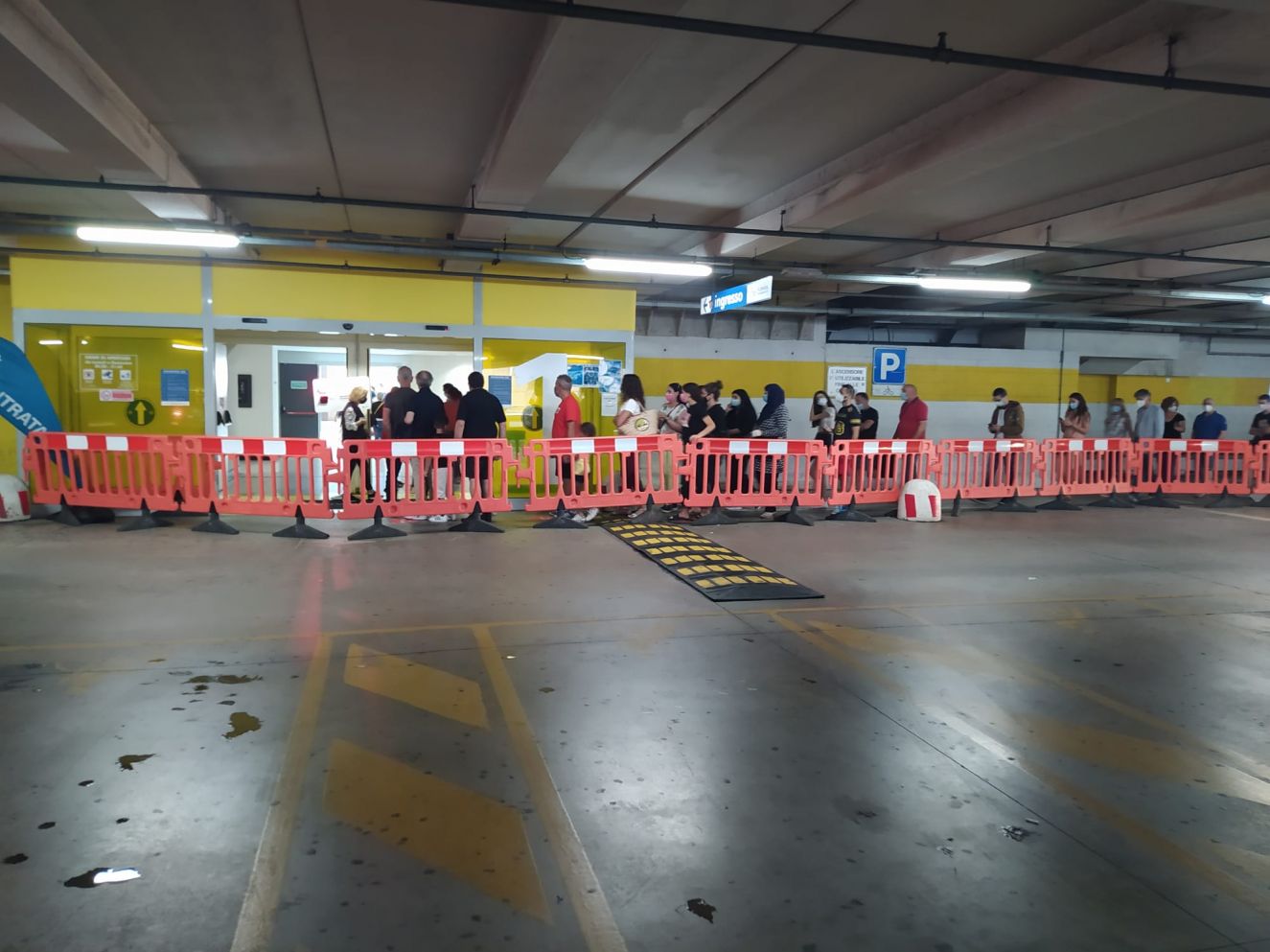 Genova, maltempo e saldi: tutti in coda per entrare alla Fiumara