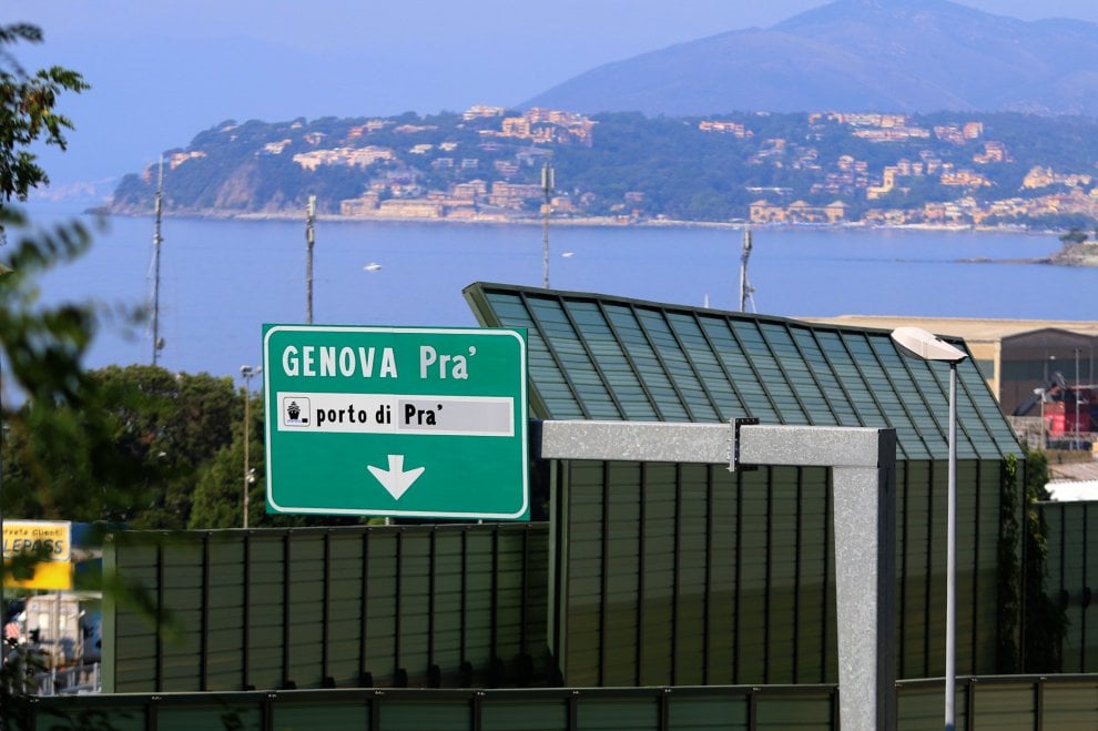 Genova, tir in fiamme in galleria: autostrada A10 chiusa fra Pra' e Pegli