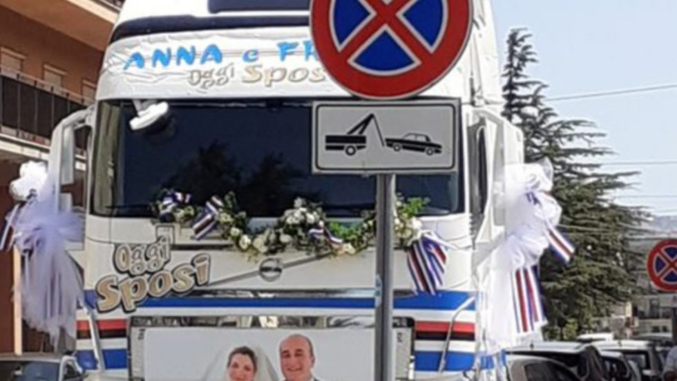 Col tir blucerchiato all'altare, la curiosa scelta di due sposini calabresi