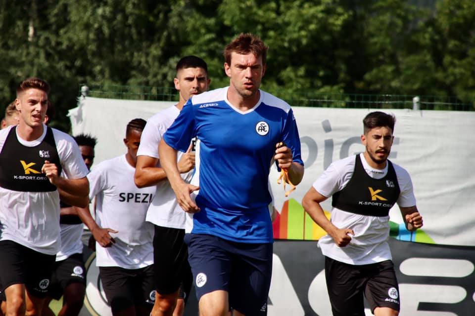Spezia, un calciatore positivo al covid: staff e squadra in isolamento